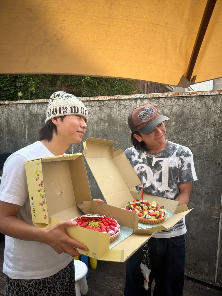 ケーキを持つスタッフ