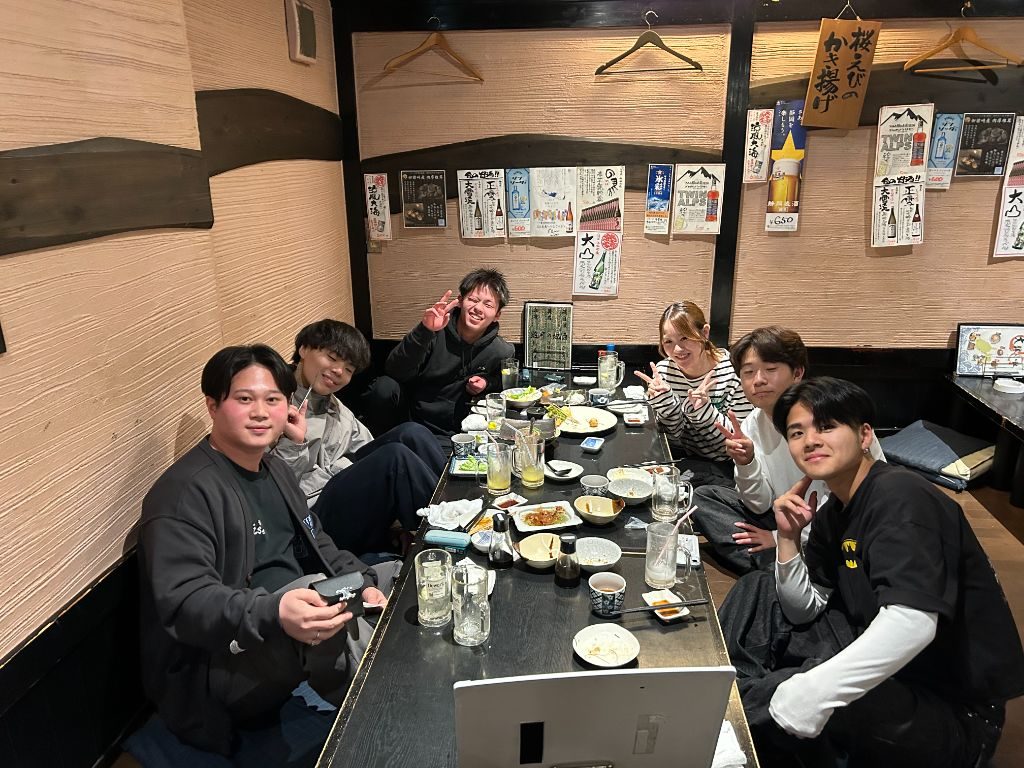 座敷でにぎわう店内