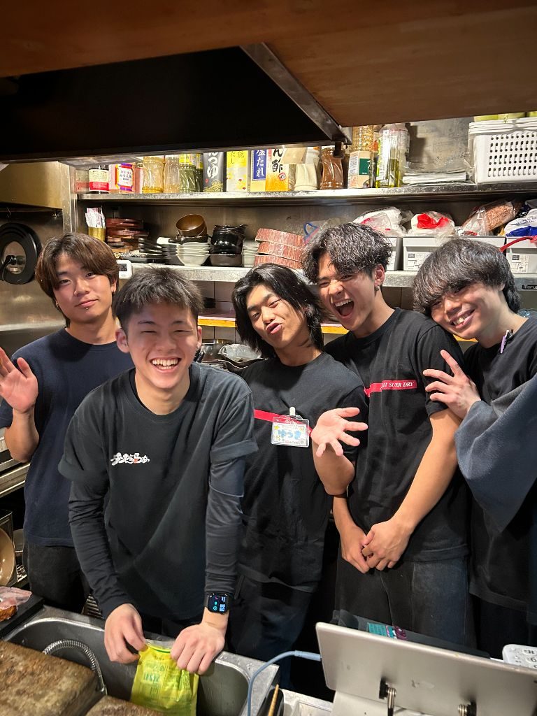 厨房に並ぶスタッフ