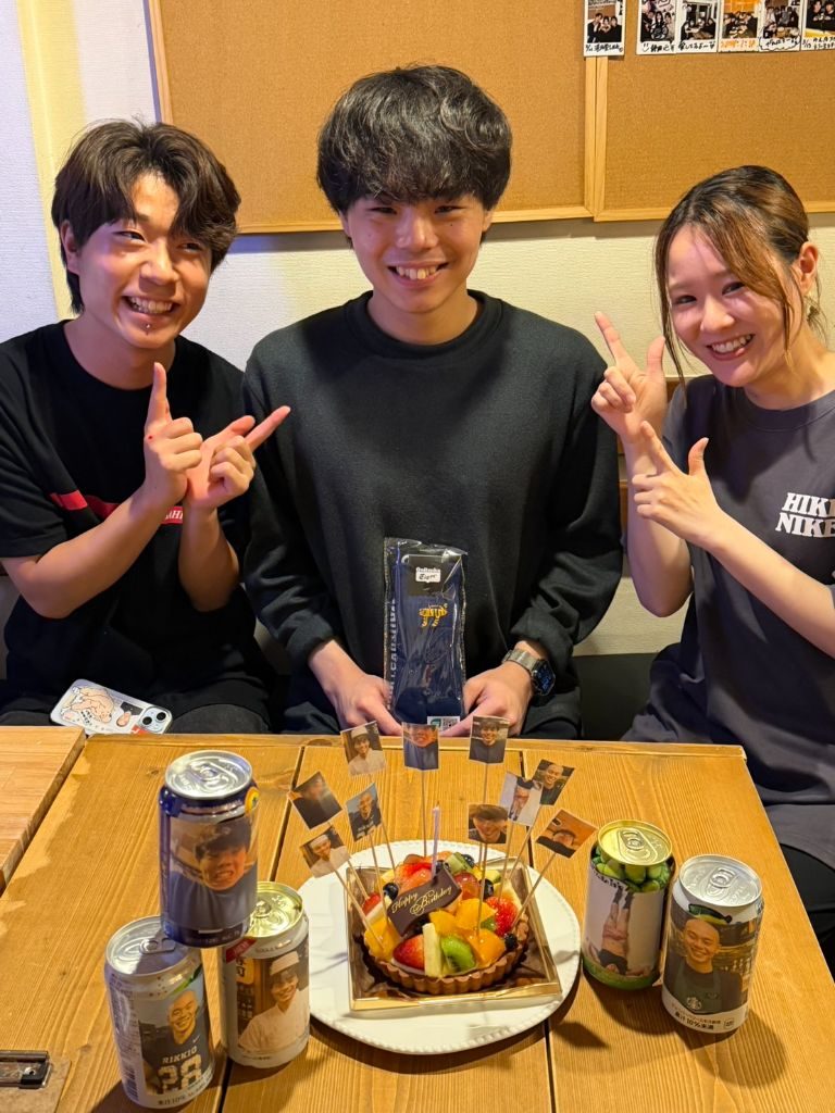 店内で誕生日のお祝いをするスタッフ