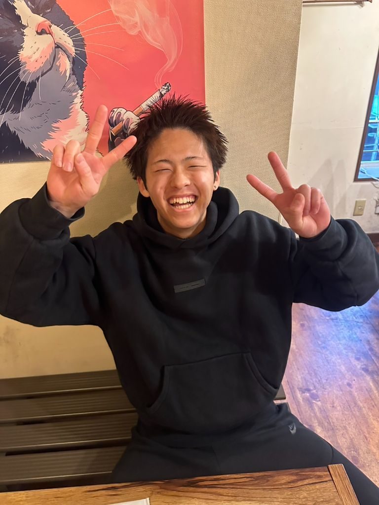 笑顔でピースサインをするスタッフ