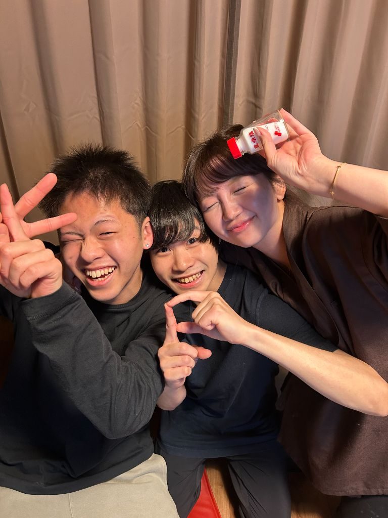 仲良く笑うスタッフ3人
