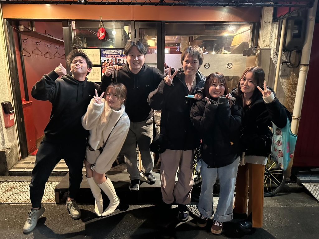 夜のたんだら店頭に集まったスタッフ