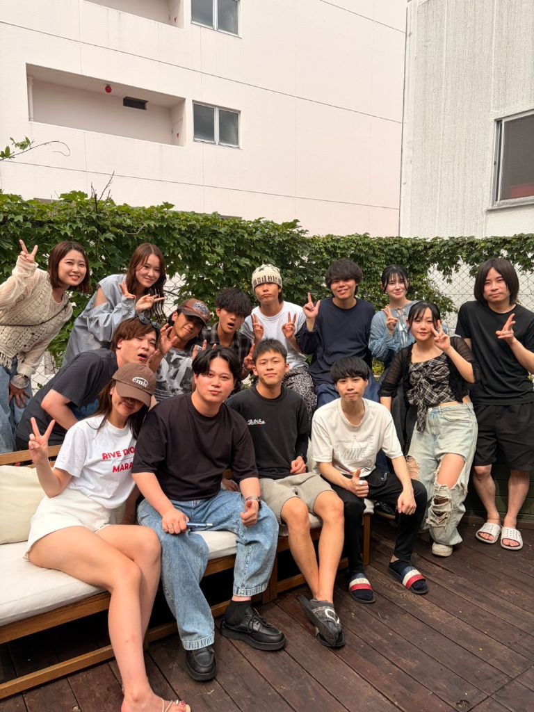 テラスに集まったスタッフ集合写真